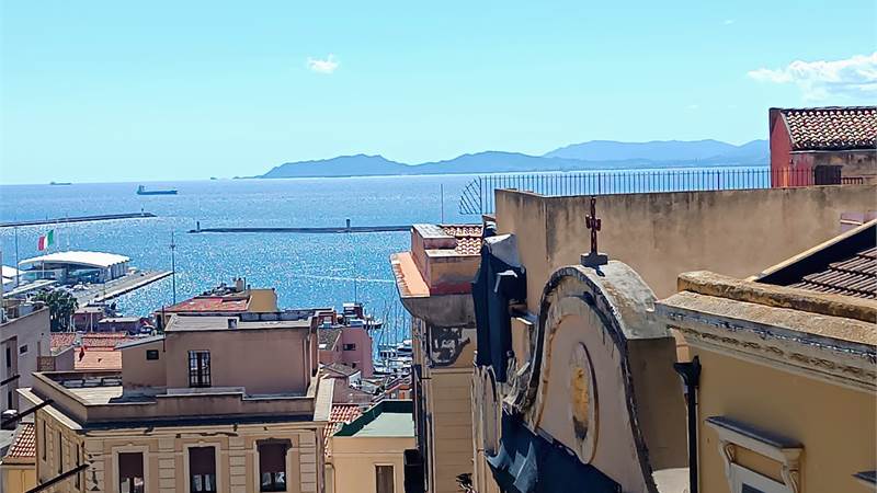 Esavano di pregio in palazzo storico posizione straordinaria al centro di Cagliari